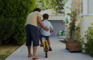 Père apprenant à son fils à faire du vélo