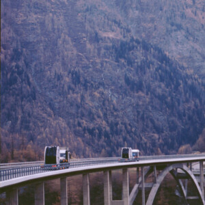 Camions transportant des tourets sur un pont